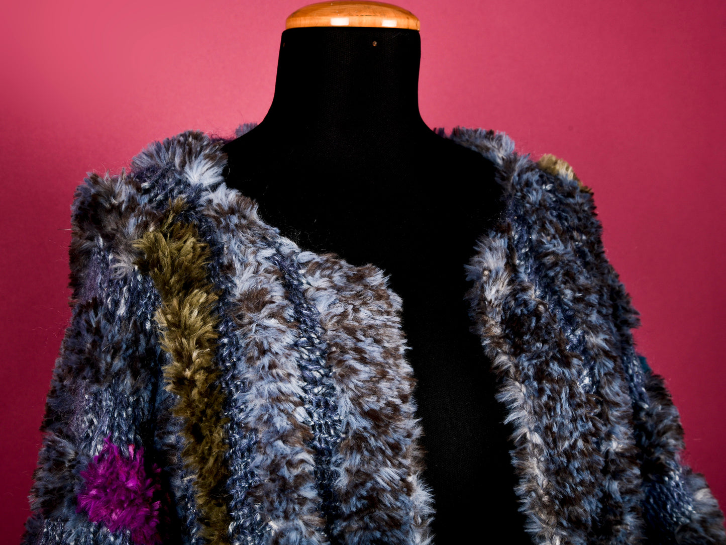 Mantella in pelliccia ecologica, lana merinos, mohair e piccole gocce di Swarovski